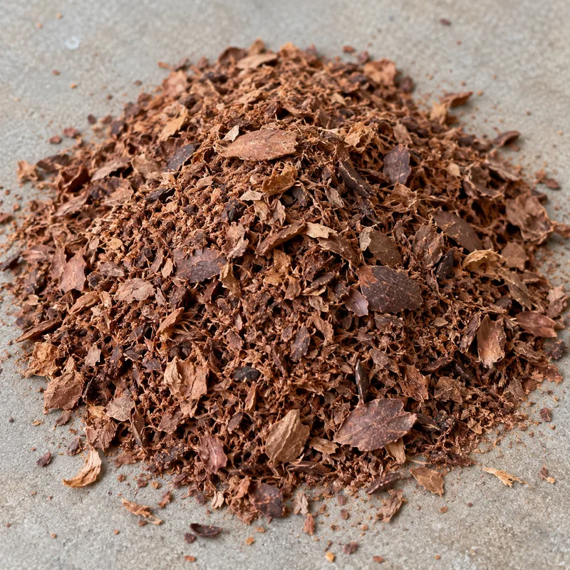 Cascarilla de cacao mostrada en tamaños grueso, intermedio y molido